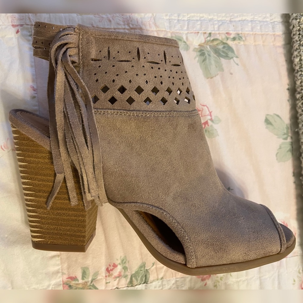 Not Rated Open Toe Tan Faux Suede Fringe Block heel Booties Sz 10 NIB - Picture 4 of 9
